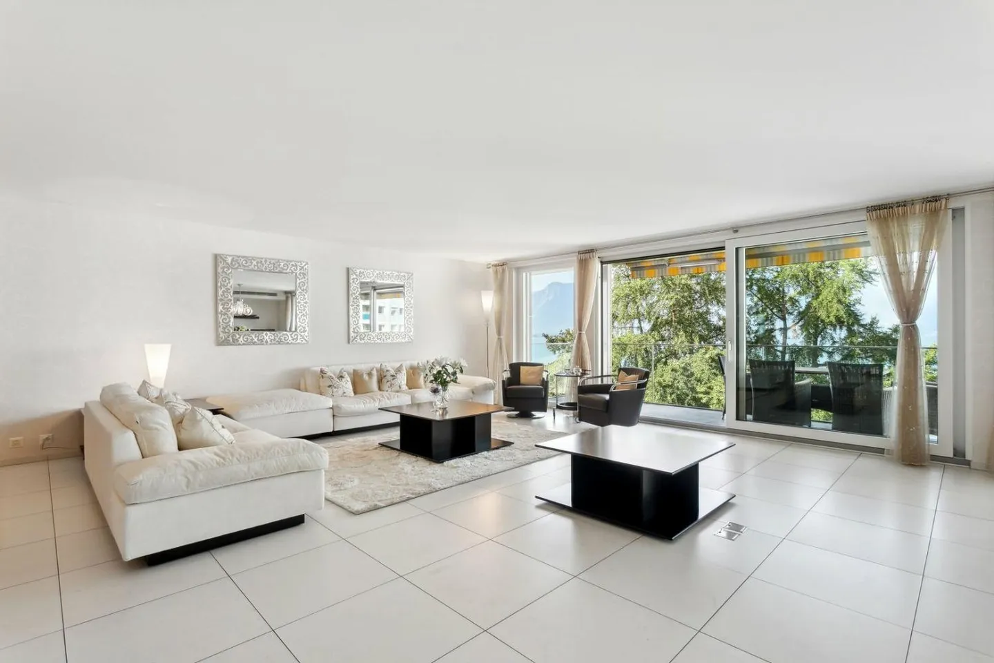 HIGH-END SERVICES in the city center, lake and mountain view - Photo 3 of 13