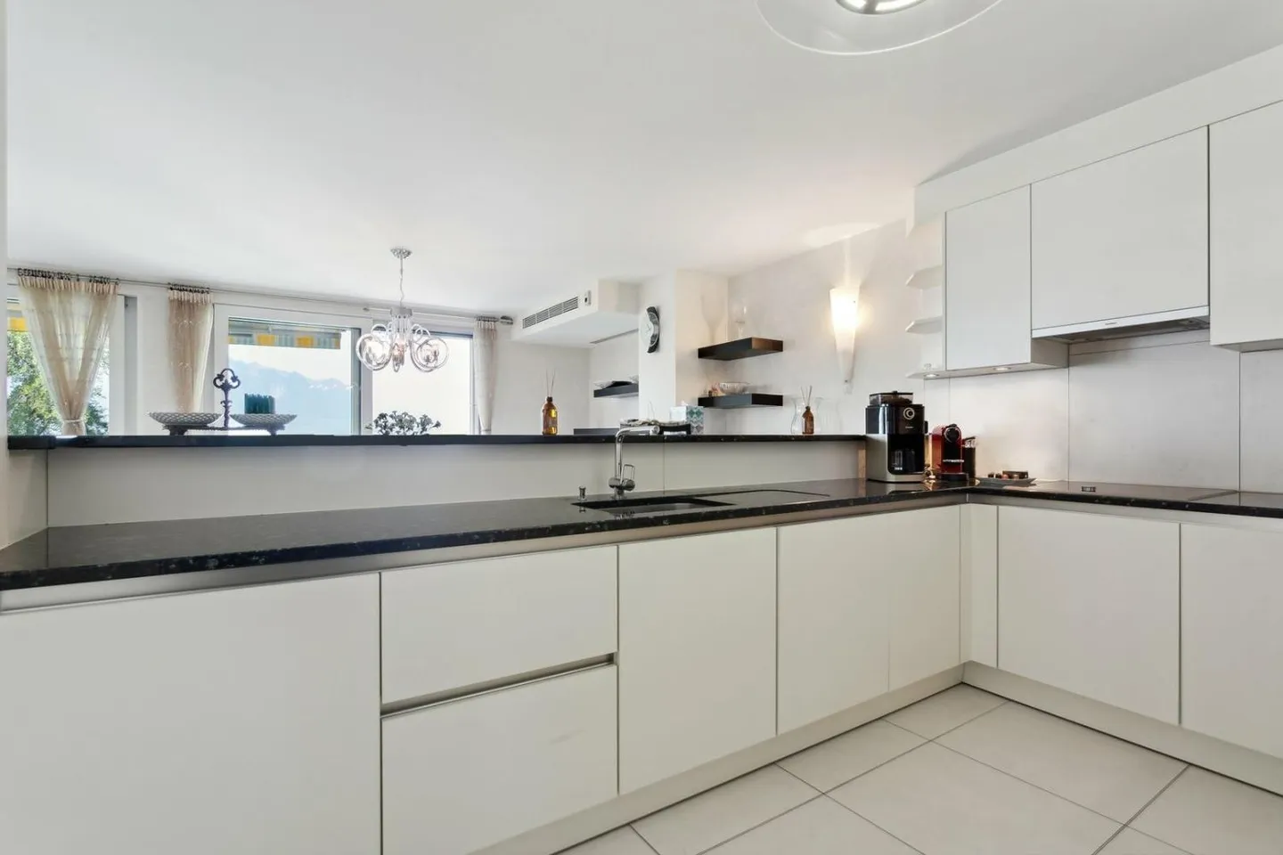 HIGH-END SERVICES in the city center, lake and mountain view - Photo 5 of 13