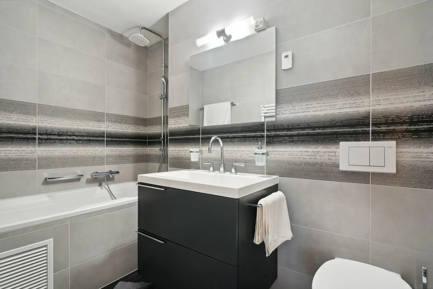 HIGH-END SERVICES in the city center, lake and mountain view - Photo 9 of 13