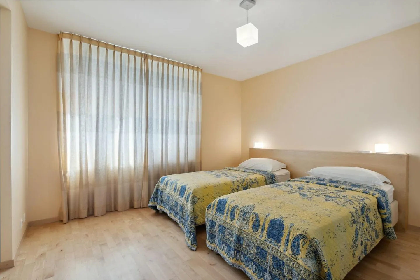 HIGH-END SERVICES in the city center, lake and mountain view - Photo 10 of 13