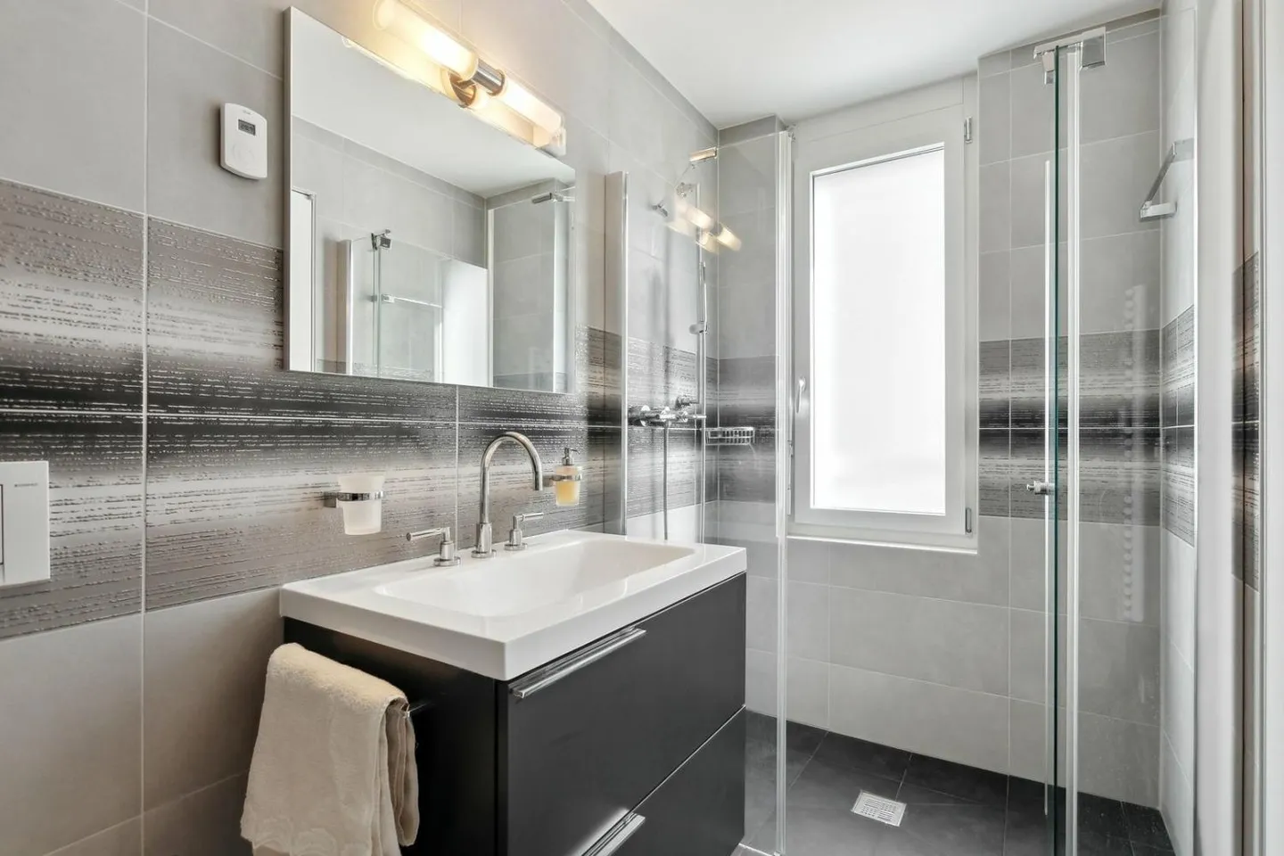 HIGH-END SERVICES in the city center, lake and mountain view - Photo 12 of 13