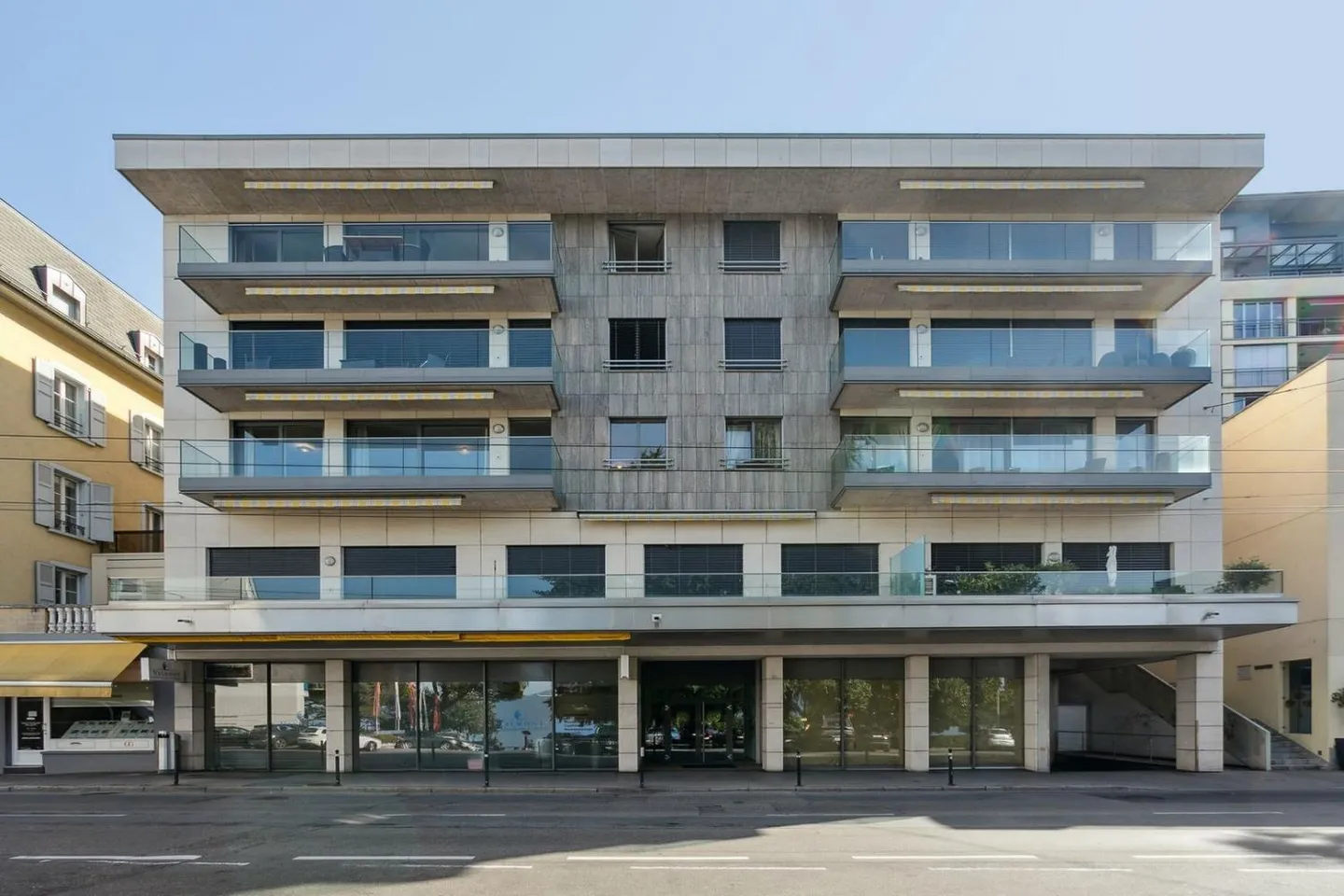 HIGH-END SERVICES in the city center, lake and mountain view - Photo 13 of 13