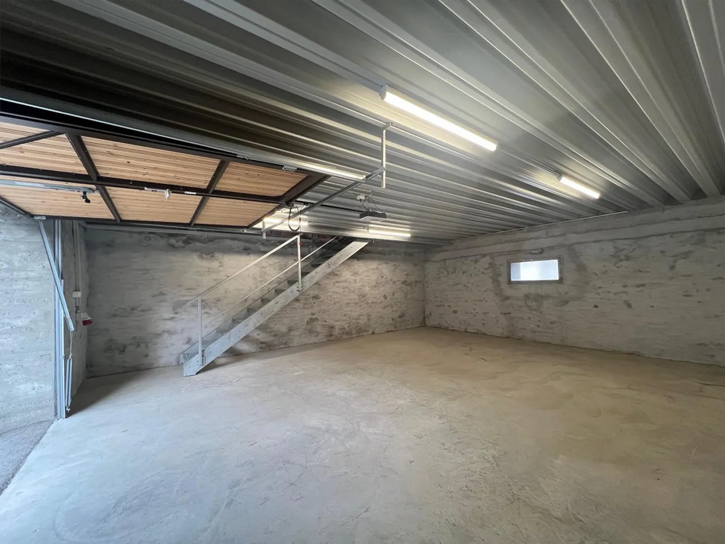 Garages and storage with 150 m2 - Photo 1 of 5