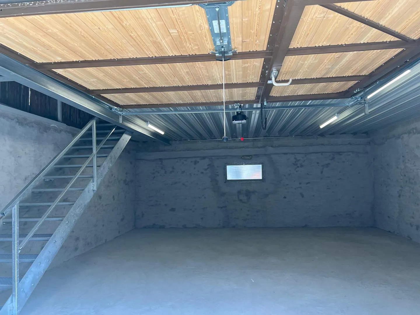 Garages and storage with 150 m2 - Photo 2 of 5