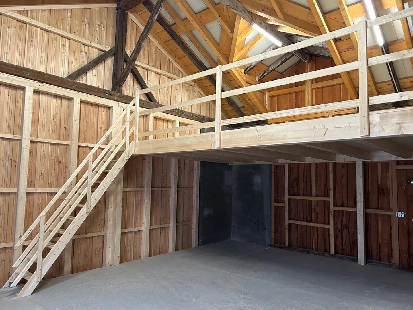 Garages and storage with 150 m2 - Photo 3 of 5