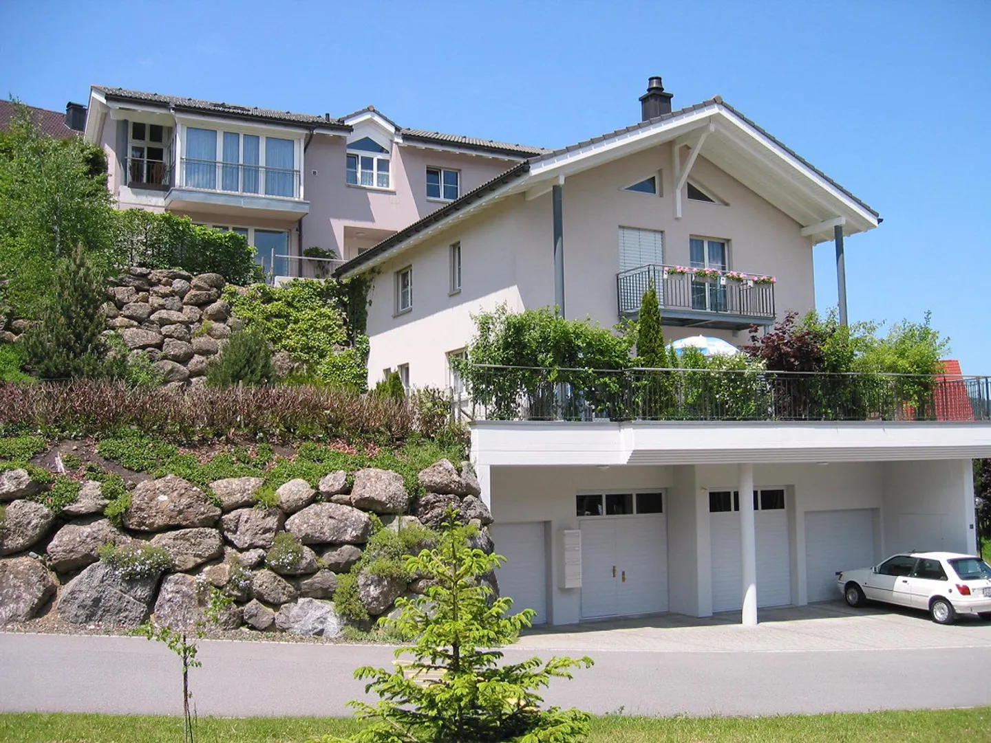 Vielseitiges Mehrfamilienhaus - Foto 1 von 11
