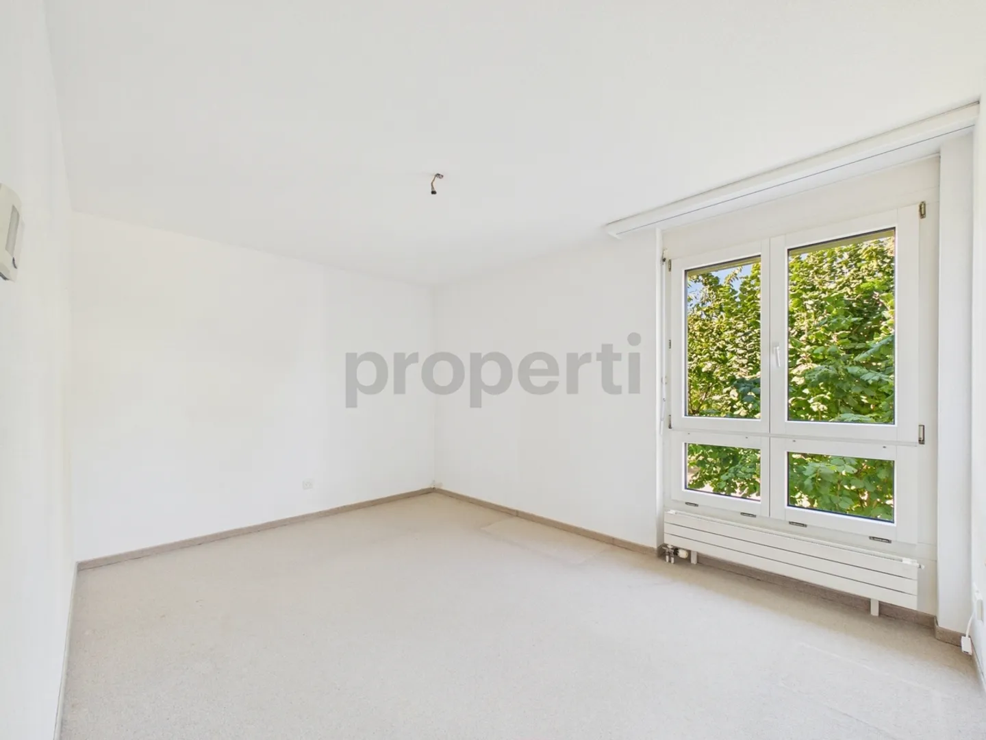 Espace lumineux, quatre chambres et deux salles de bains, place de parking et ascenseur - Photo 8 sur 9