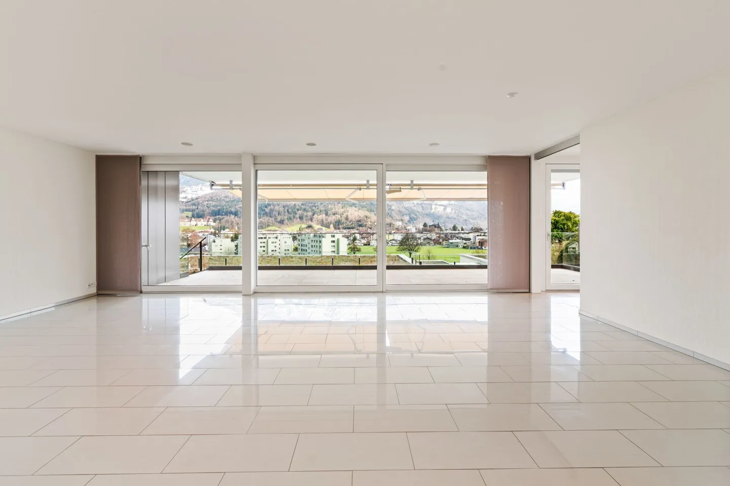 Exclusive 4.5-room terrace apartment with beautiful view - Photo 2 of 32