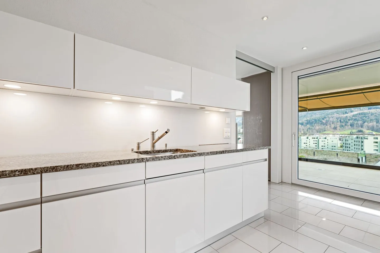 Exclusive 4.5-room terrace apartment with beautiful view - Photo 9 of 32