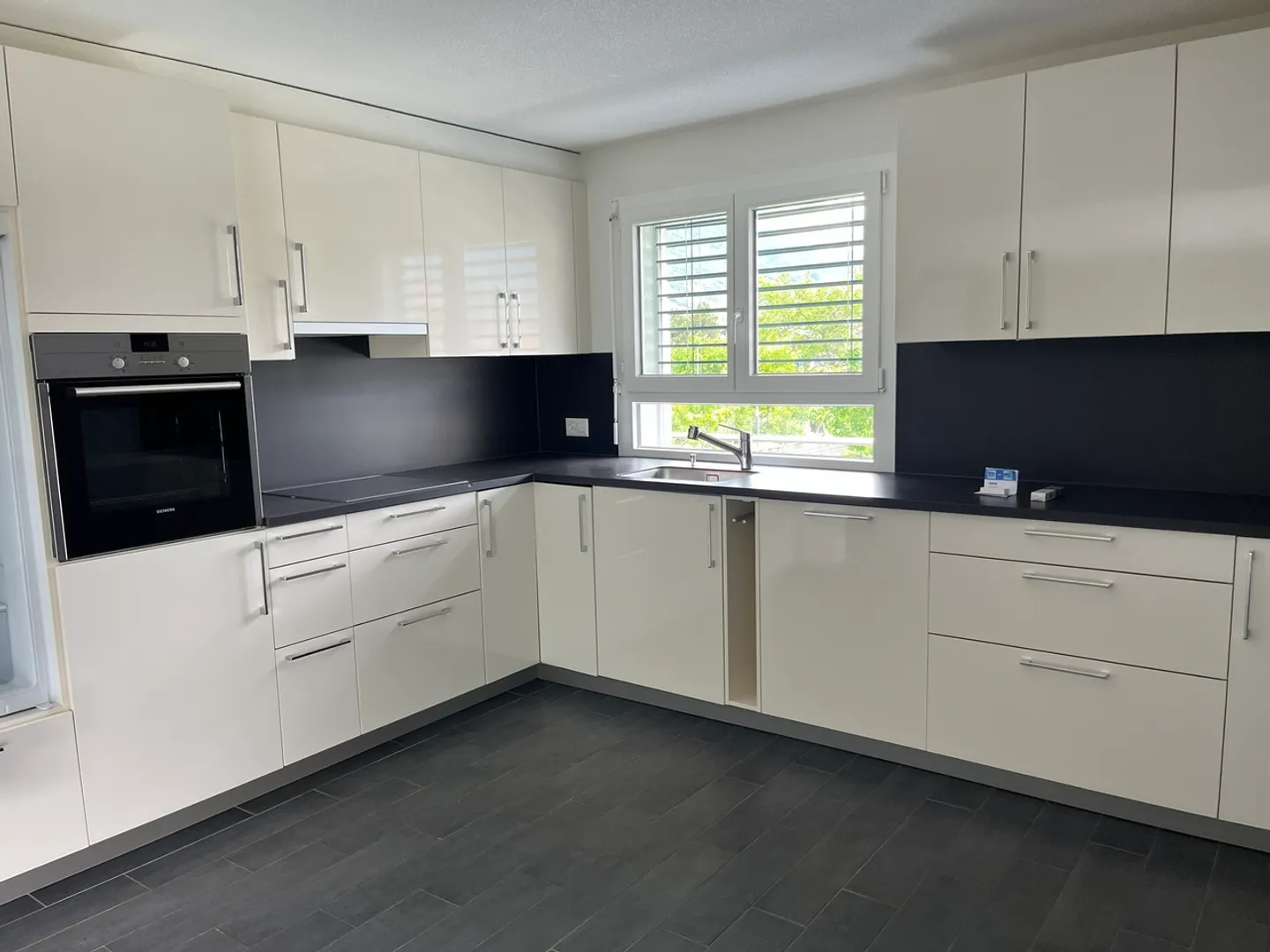 Appartement spacieux avec grande terrasse - Photo 3 sur 7