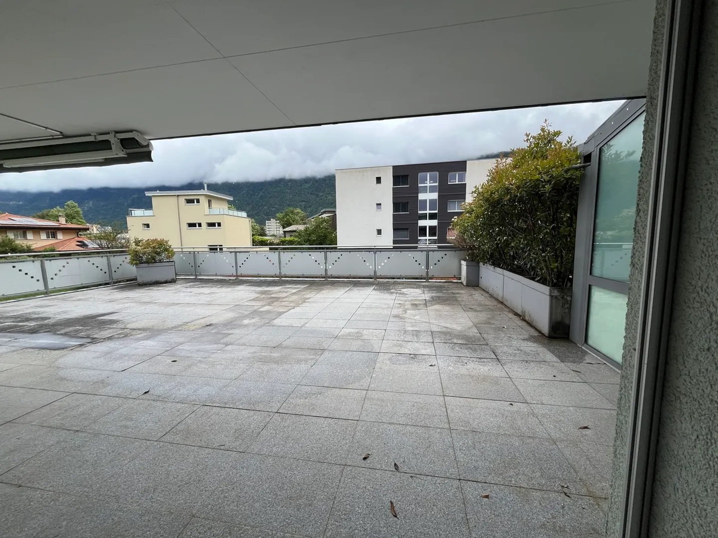 Appartement spacieux avec grande terrasse - Photo 4 sur 7