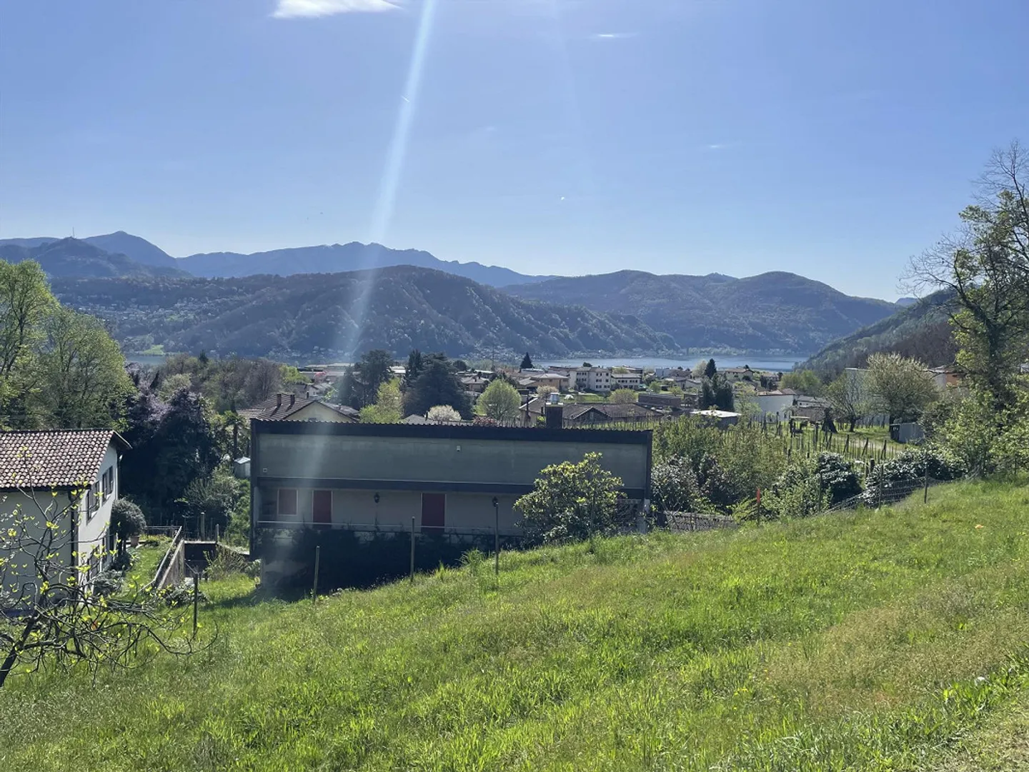 Terrain à bâtir pour une maison individuelle avec vue sur le lac à vendre au Tessin - Photo 1 sur 2