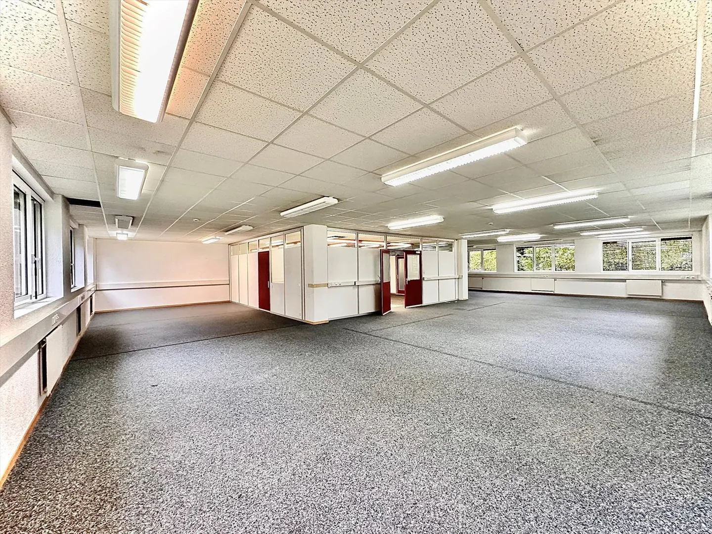 Laboratorio, deposito, locali di 490 m2 in affitto a Losanna - Foto 2 di 3