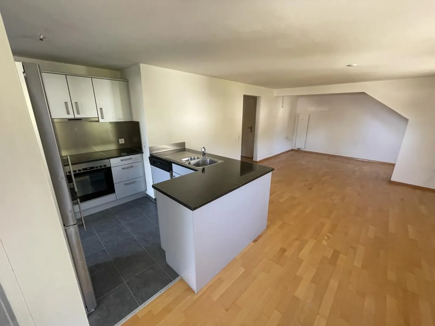 Superbe appartement en attique de 4,5 pièces avec terrasse et garage privé - Photo 1 sur 11