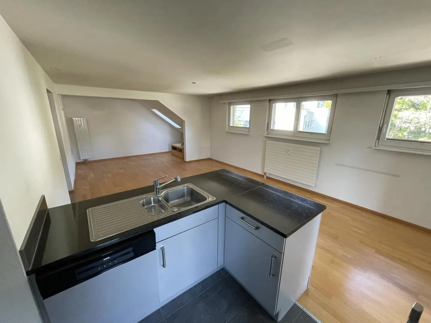 Superbe appartement en attique de 4,5 pièces avec terrasse et garage privé - Photo 2 sur 11