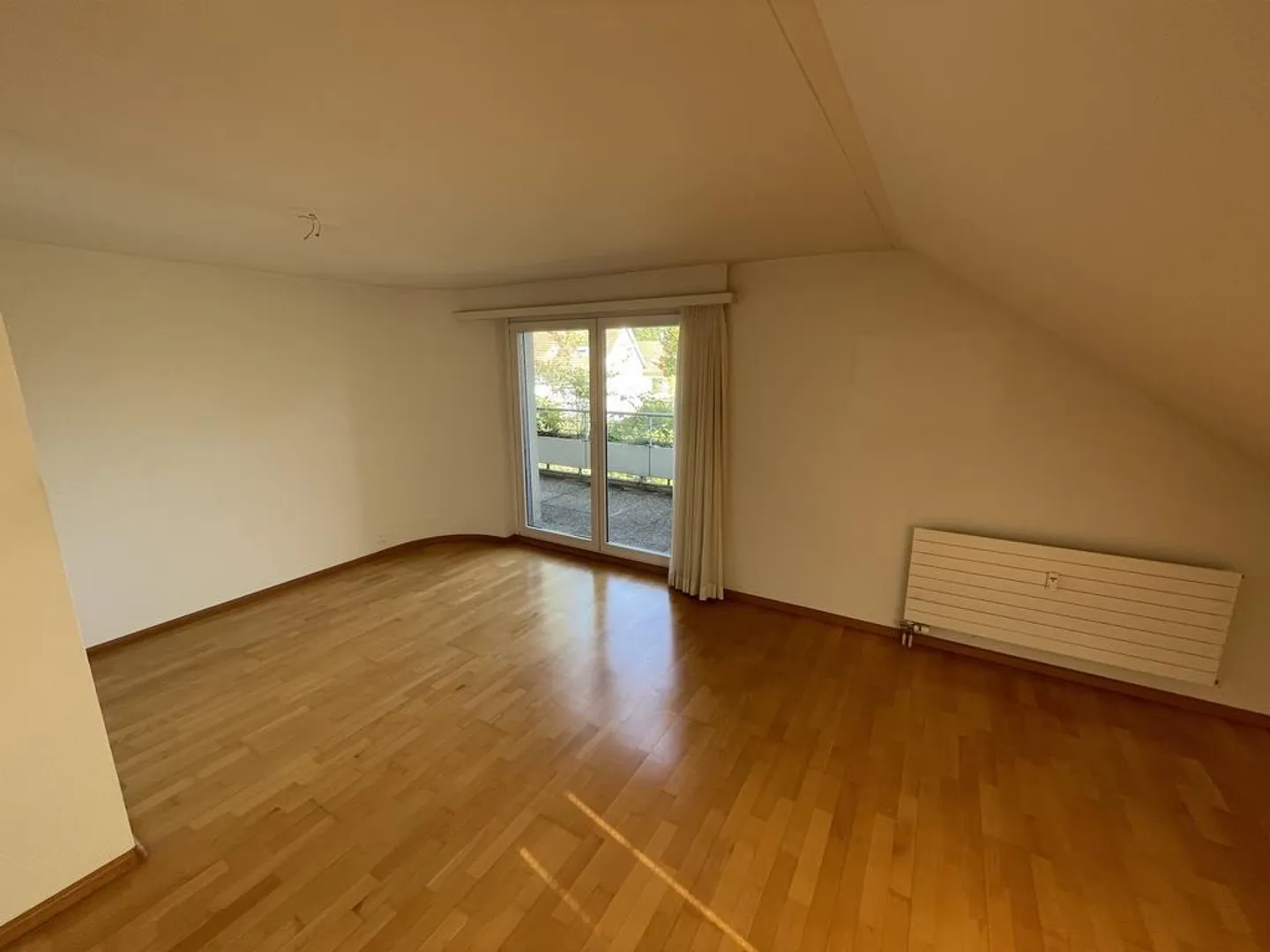Superbe appartement en attique de 4,5 pièces avec terrasse et garage privé - Photo 5 sur 11