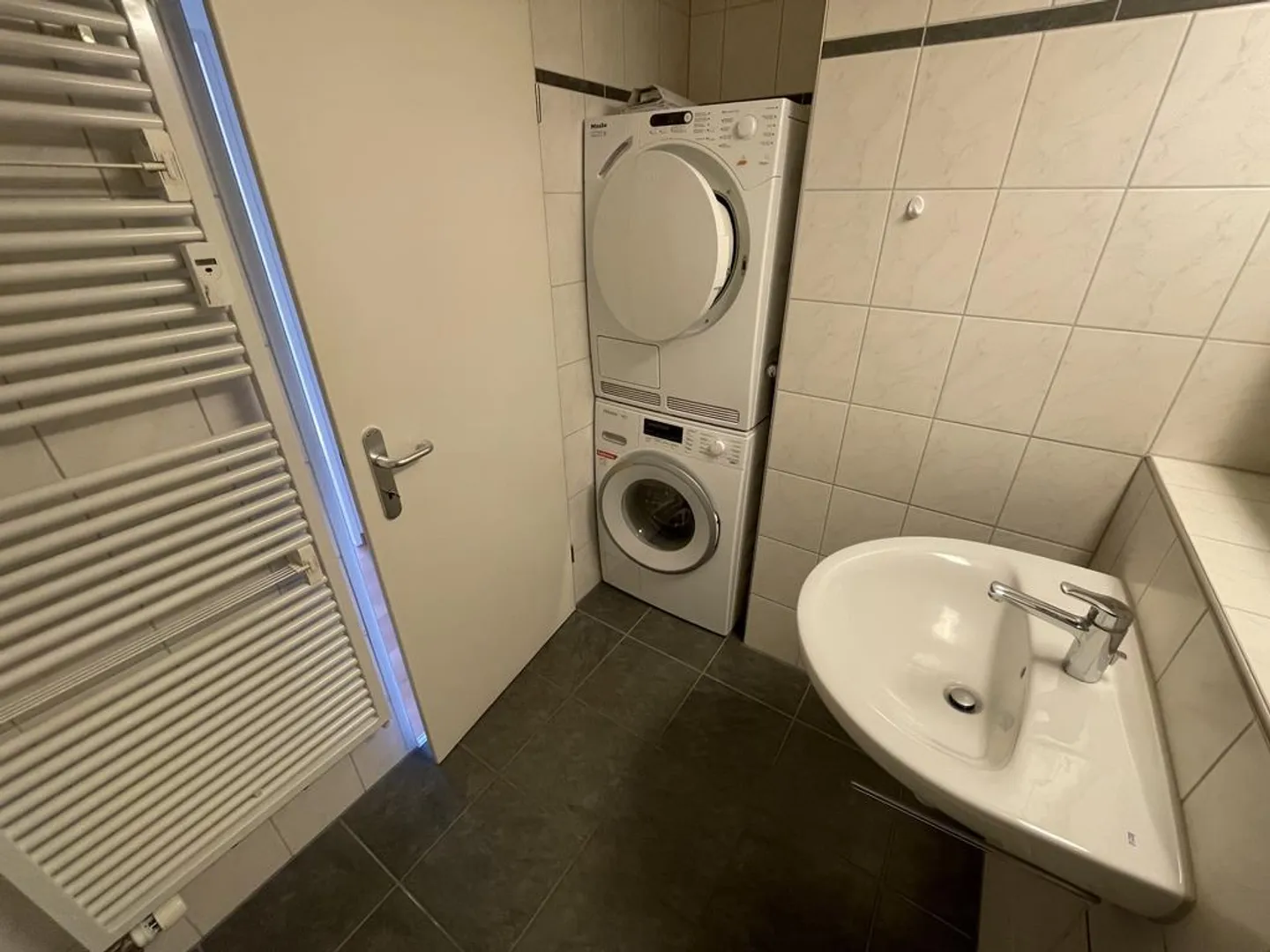 Superbe appartement en attique de 4,5 pièces avec terrasse et garage privé - Photo 7 sur 11