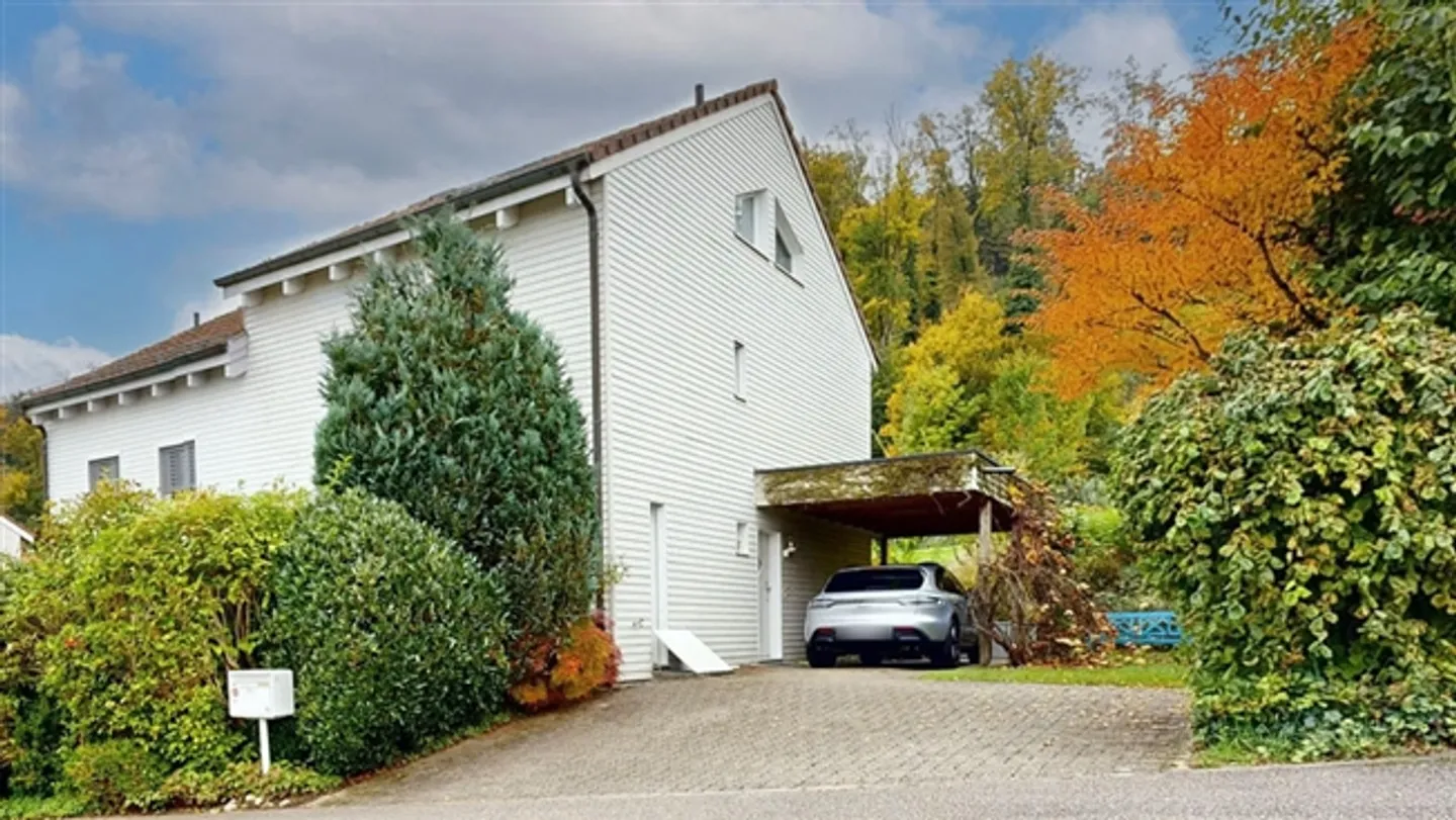 Maison jumelée lumineuse de 5,5 pièces avec carport et deux places de parking extérieures - Photo 1 sur 17