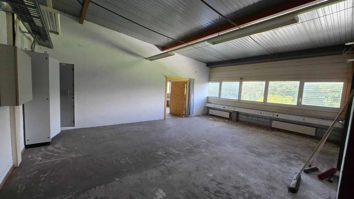 Workshop-showroom space ideally located in the outskirts of Bussigny - Photo 4 of 4