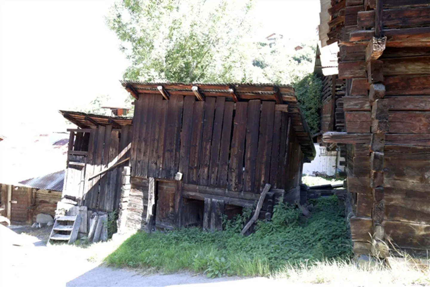 Several barns with barns to renovate in the village of Brignon - Photo 3 of 4