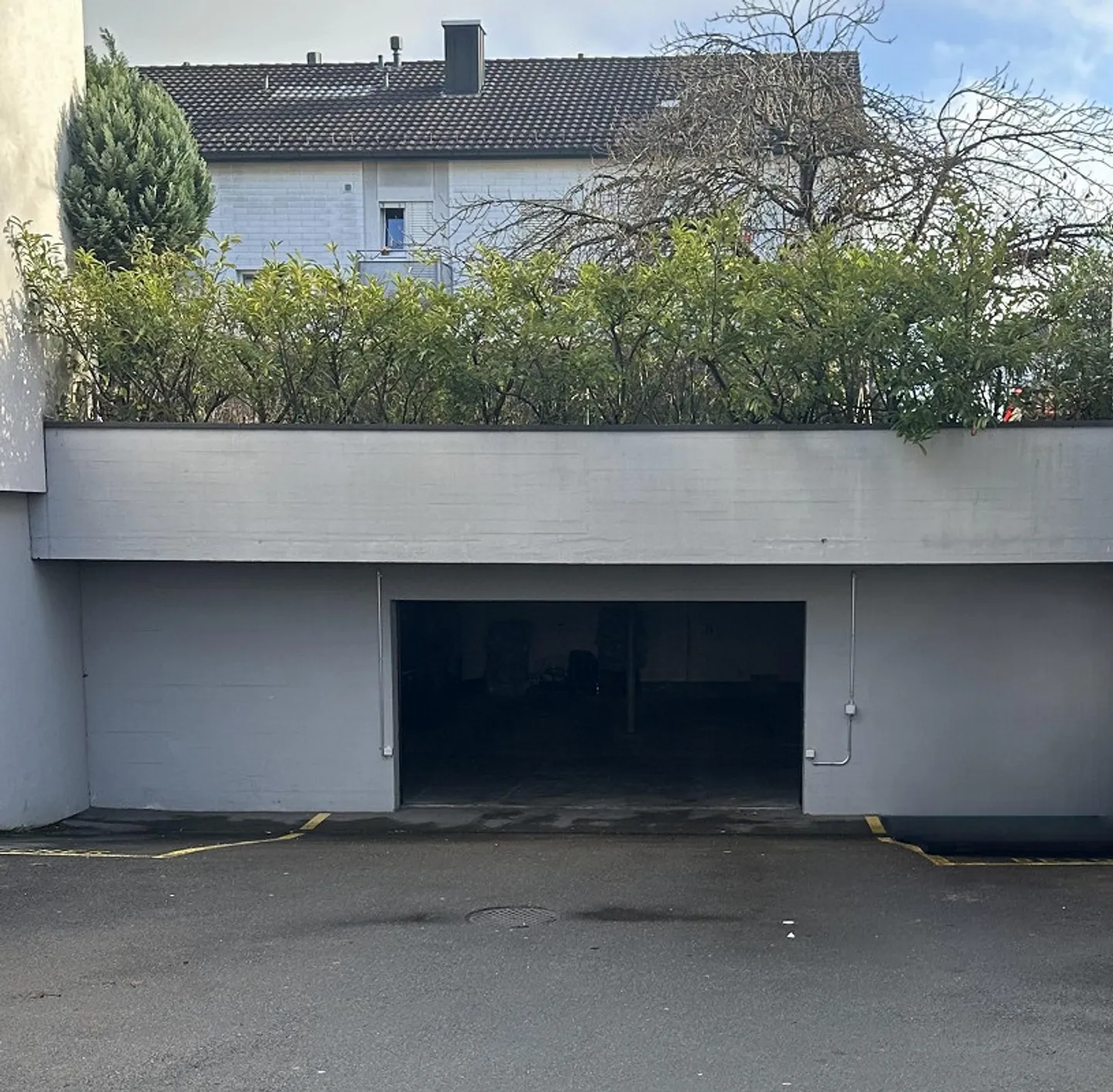 Place de parking et box de garage dans un emplacement central - Photo 1 sur 2
