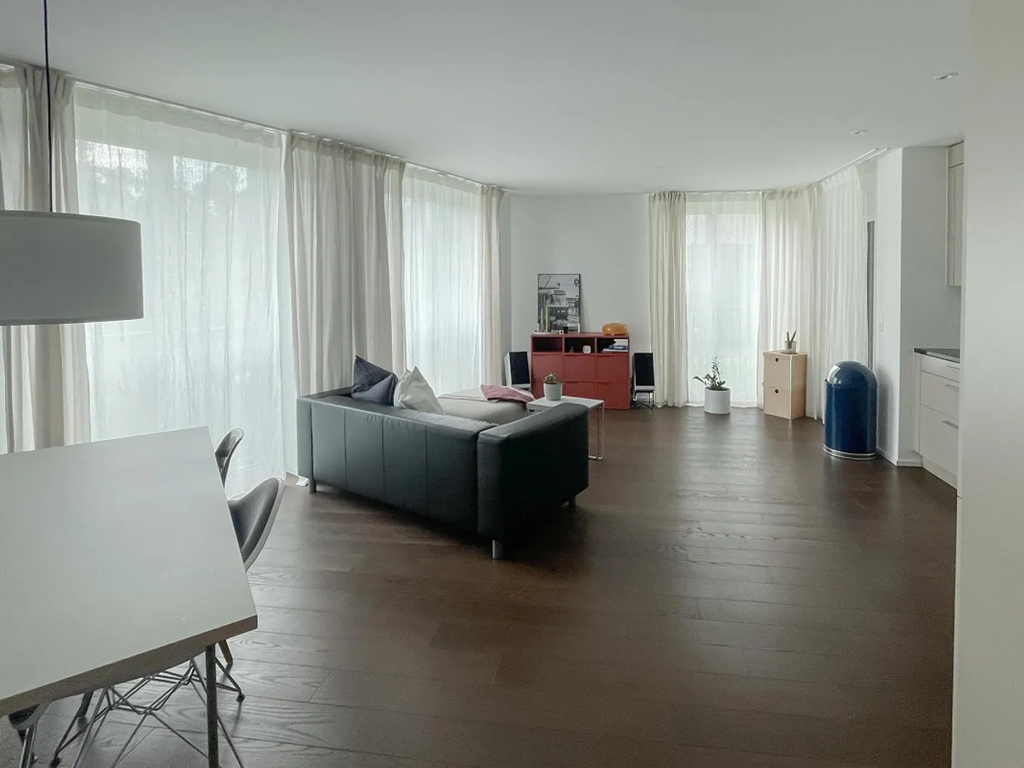 Bienvenue dans votre nouveau chez-vous ! Cet appartement attrayant de 2,5 pièces séduit par son emplacement central et ses équipements modernes : - Photo 3 sur 6