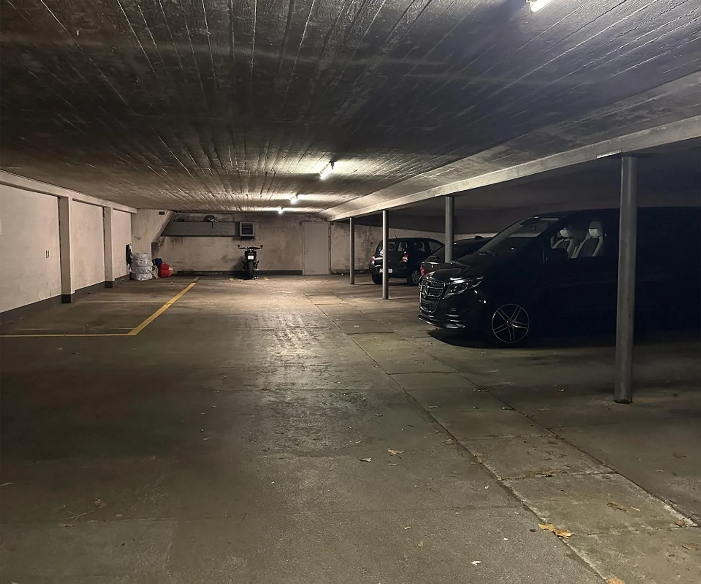 Place de parking et box de garage dans un emplacement central - Photo 2 sur 2