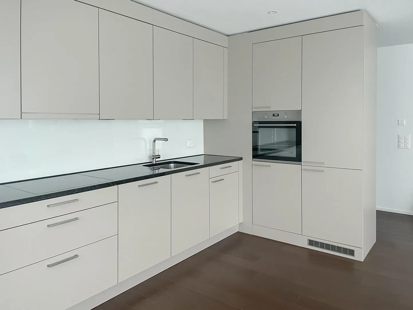 Bienvenue dans votre nouveau chez-vous ! Cet appartement attrayant de 2,5 pièces séduit par son emplacement central et ses équipements modernes : - Photo 2 sur 6