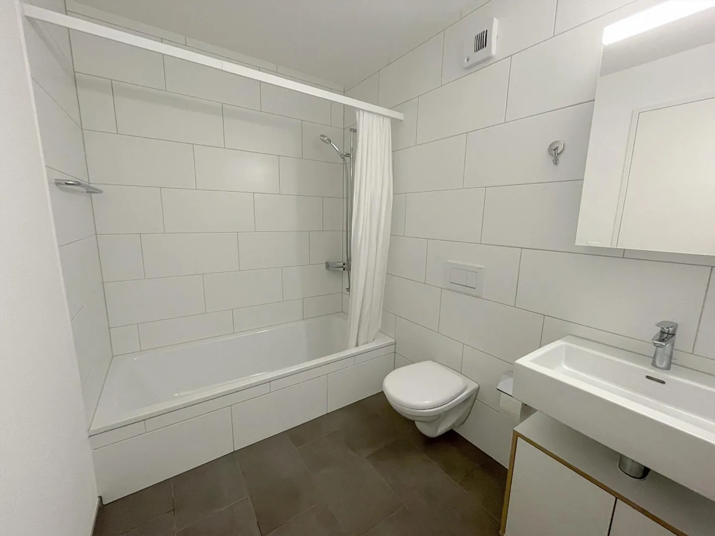 Bienvenue dans votre nouveau chez-vous ! Cet appartement attrayant de 2,5 pièces séduit par son emplacement central et ses équipements modernes : - Photo 5 sur 6