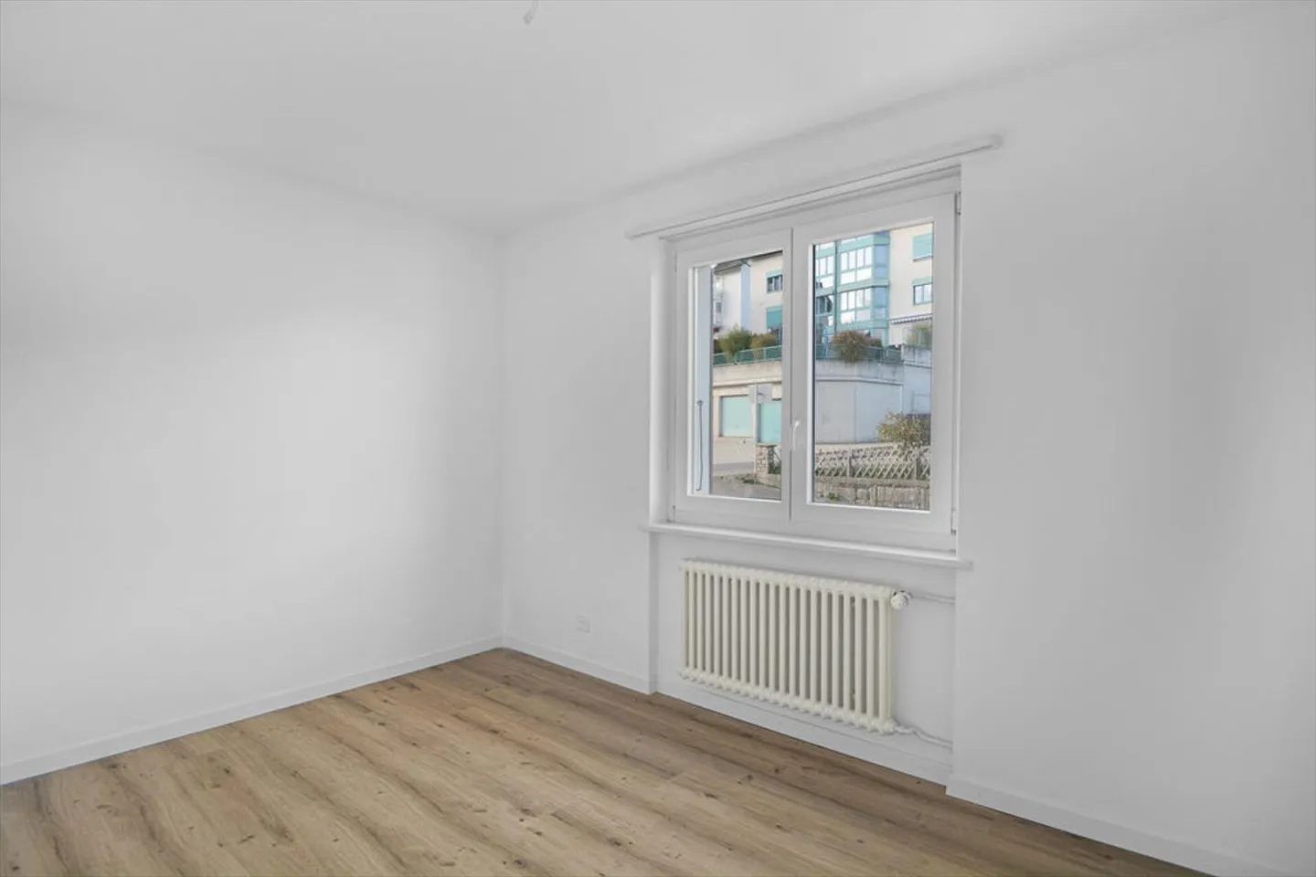 Tavannes, bel appartement rénové de 3,5 pièces avec balcons - Photo 5 sur 8