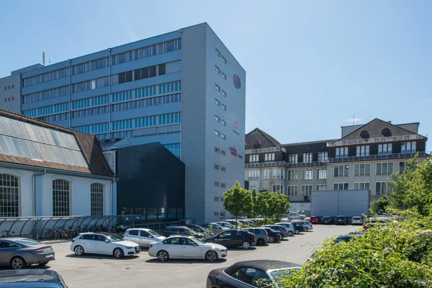 Place de parking centrale à Neuhausen am Rheinfall - Photo 1 sur 2
