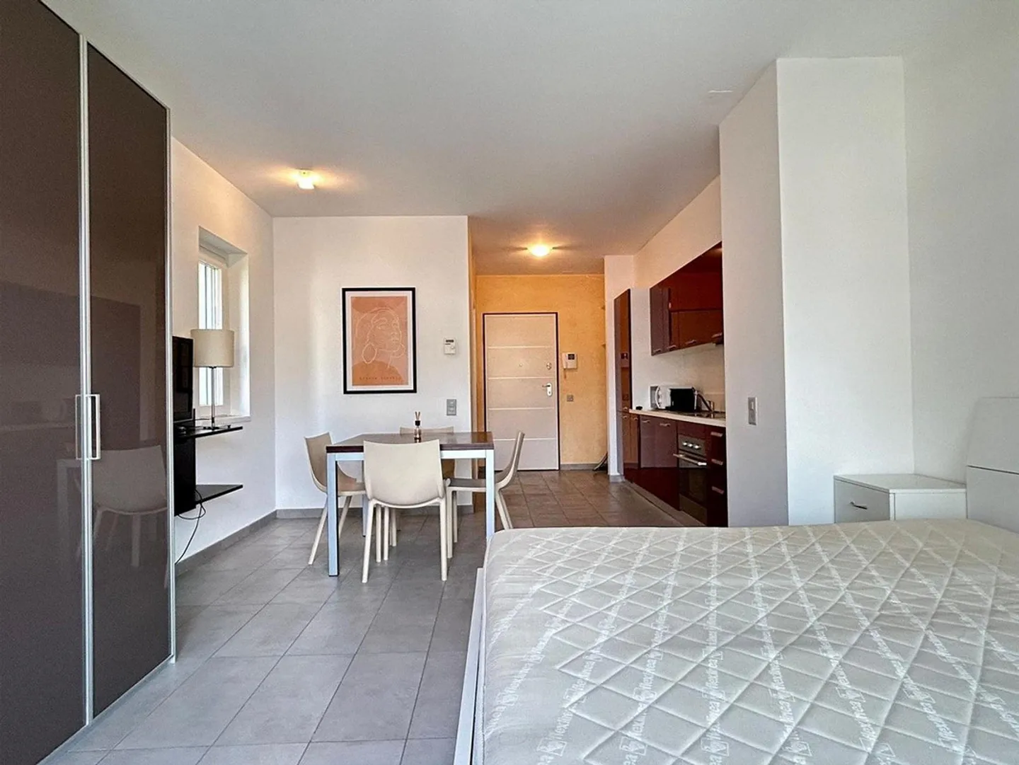 Furnished one-room apartment, a few steps from the city center - Photo 1 of 5