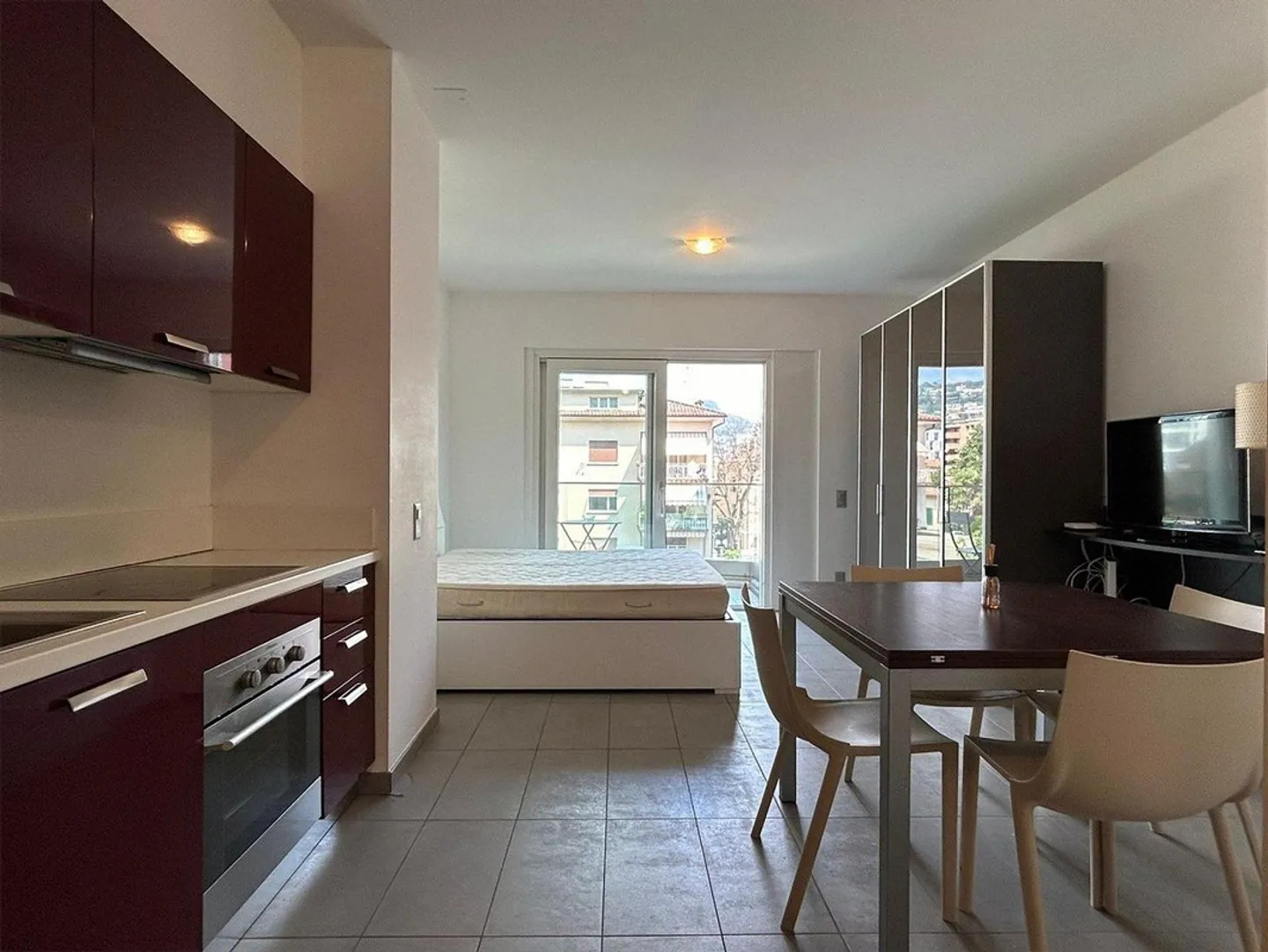 Furnished one-room apartment, a few steps from the city center - Photo 3 of 5