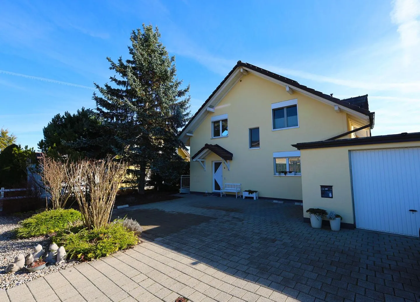 Geräumige 6-Zimmer-Villa mit klassischer Architektur - Foto 2 von 13