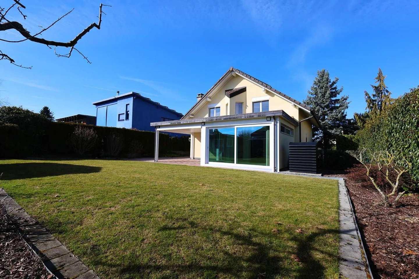 Geräumige 6-Zimmer-Villa mit klassischer Architektur - Foto 3 von 13