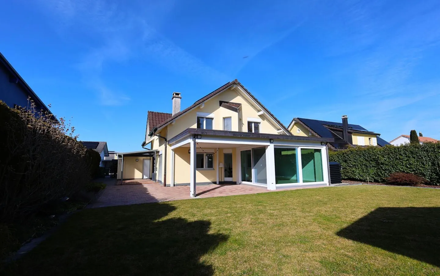 Geräumige 6-Zimmer-Villa mit klassischer Architektur - Foto 1 von 13