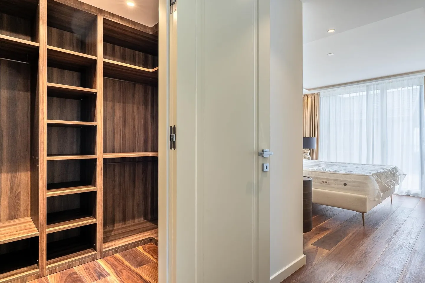 Large contemporary villa with 5 en suite bedrooms - Photo 4 of 19