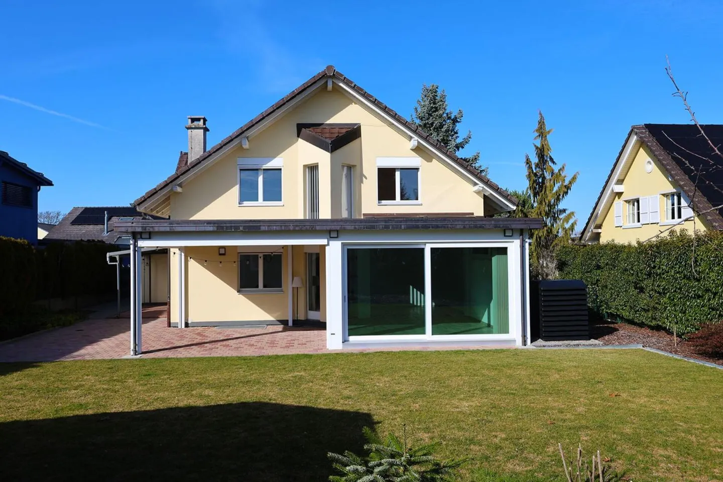 Geräumige 6-Zimmer-Villa mit klassischer Architektur - Foto 5 von 13