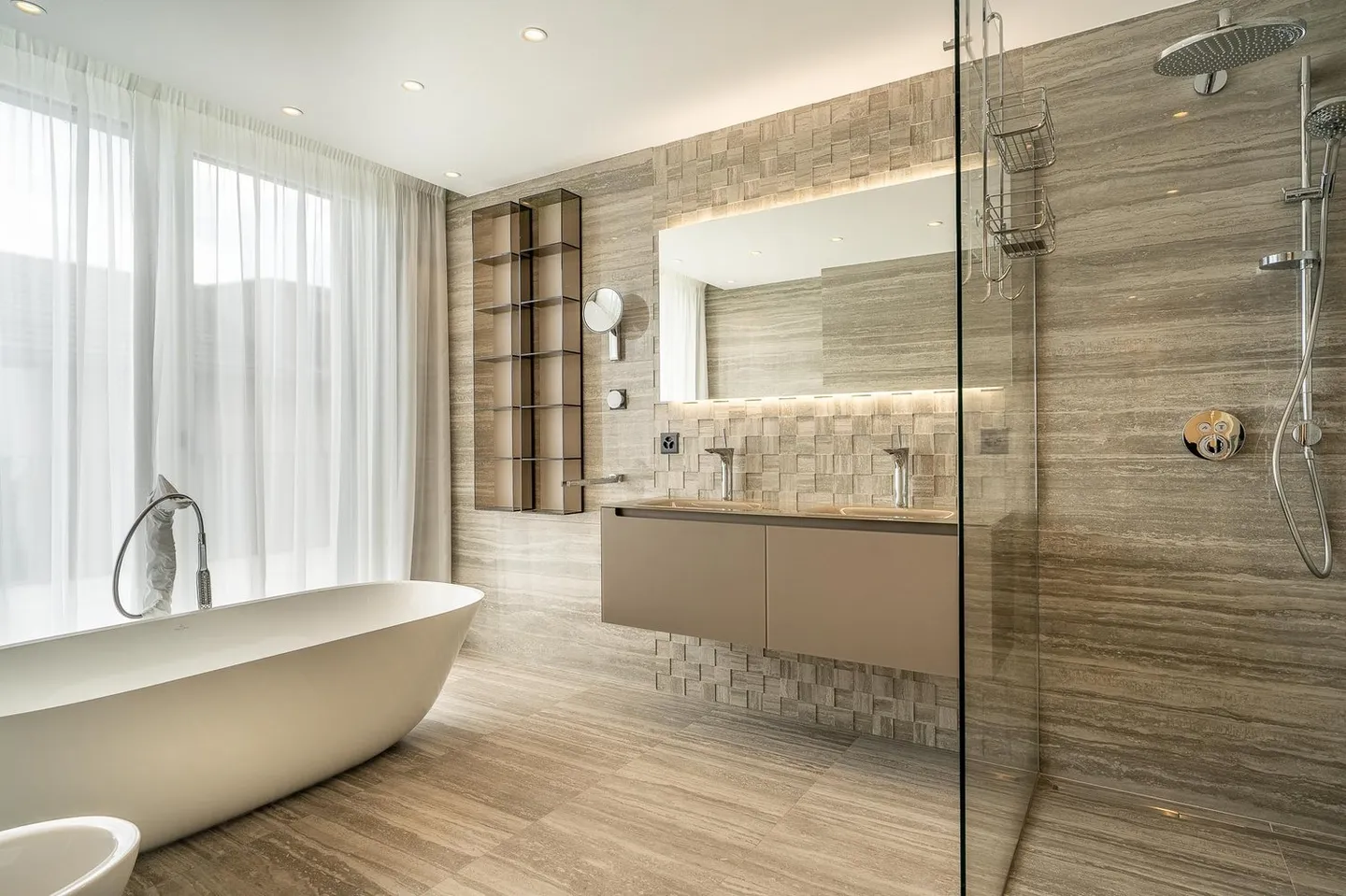 Large contemporary villa with 5 en suite bedrooms - Photo 7 of 19