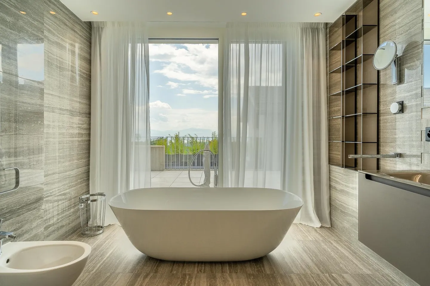 Large contemporary villa with 5 en suite bedrooms - Photo 8 of 19