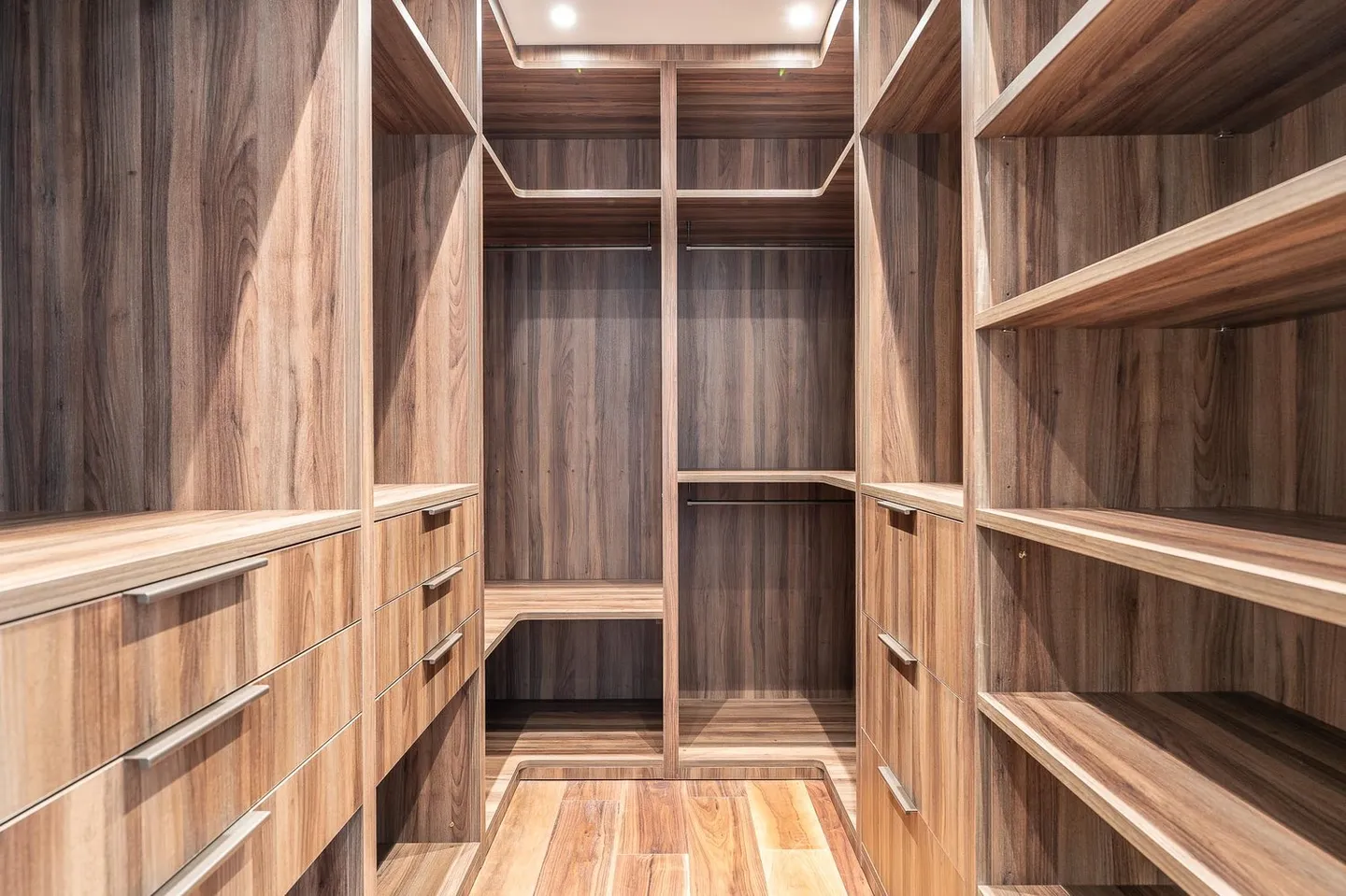 Large contemporary villa with 5 en suite bedrooms - Photo 9 of 19