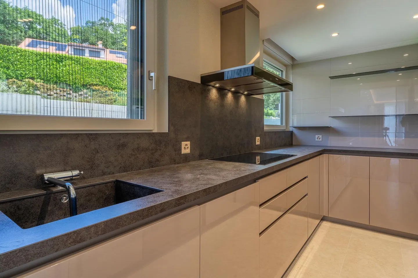 Large contemporary villa with 5 en suite bedrooms - Photo 13 of 19