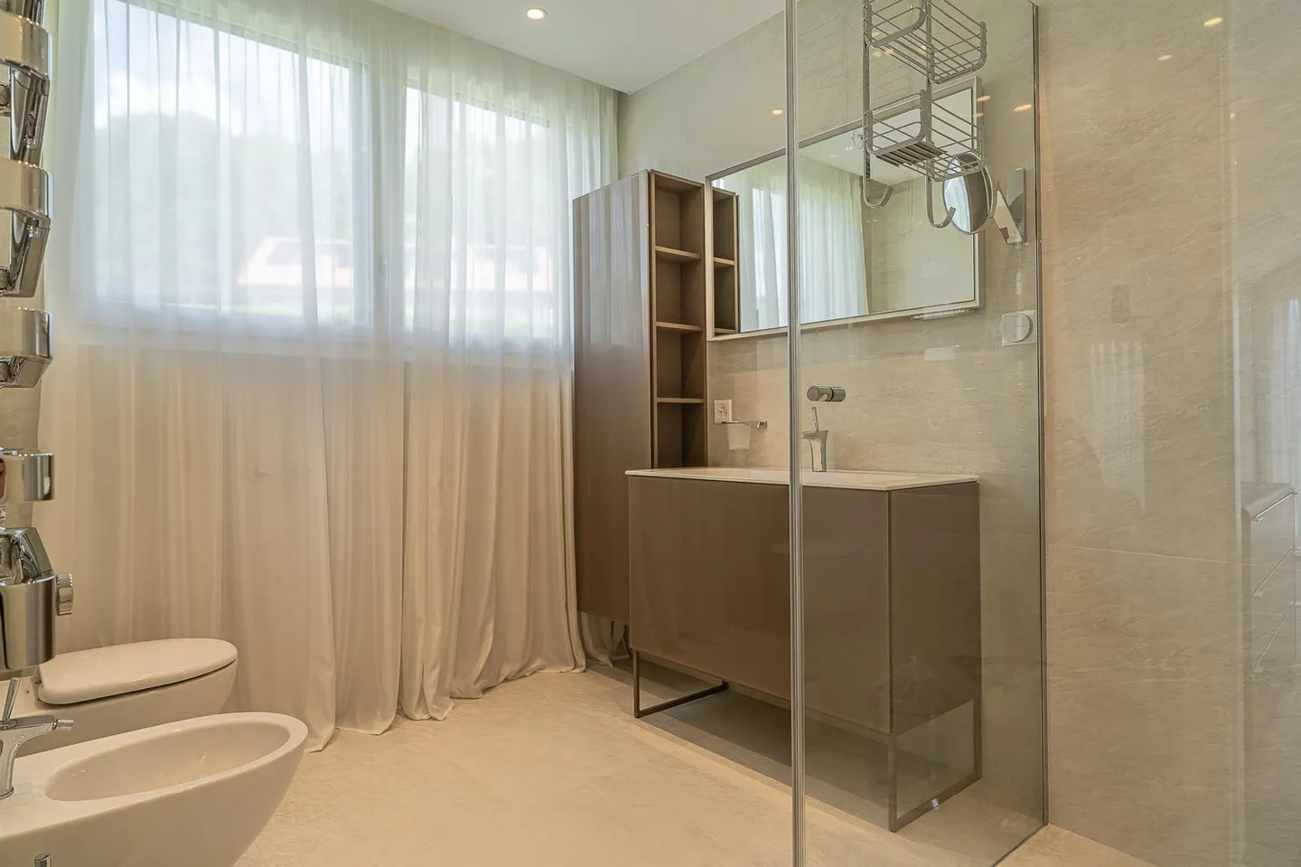 Large contemporary villa with 5 en suite bedrooms - Photo 17 of 19