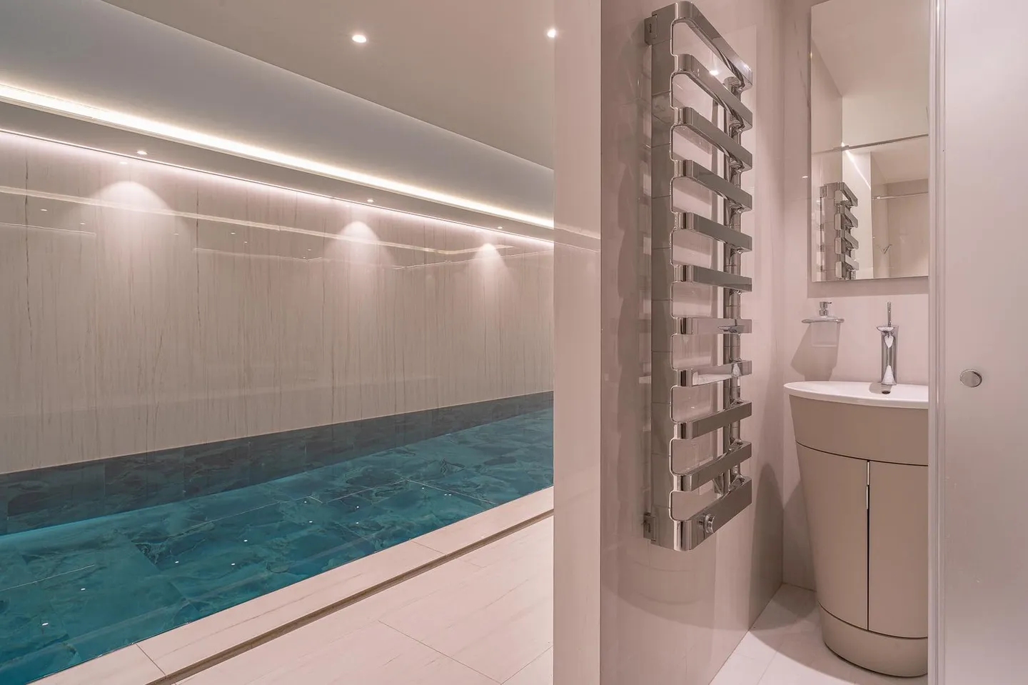 Large contemporary villa with 5 en suite bedrooms - Photo 18 of 19