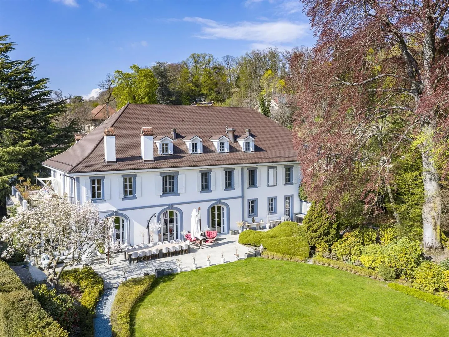 Magnificent, fully renovated mansion - Photo 1 of 13