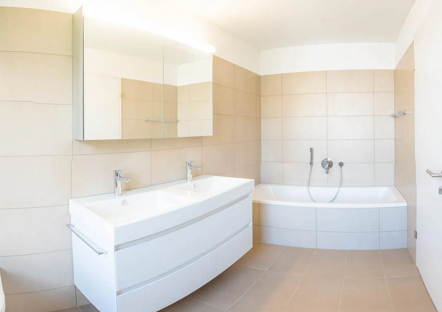 Appartement 5.5 pièces au rez-de-chaussée avec jardin à usage exclusif - Photo 3 sur 4