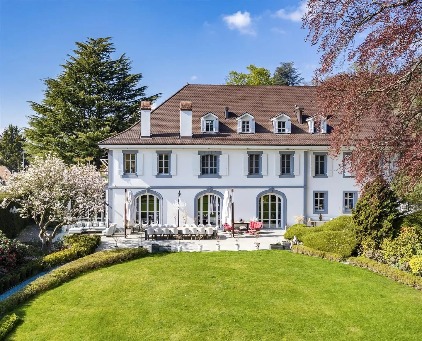 Magnificent, fully renovated mansion - Photo 2 of 13