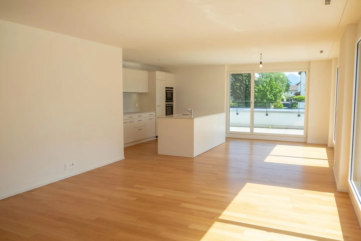 Appartement 5.5 pièces au rez-de-chaussée avec jardin à usage exclusif - Photo 2 sur 4