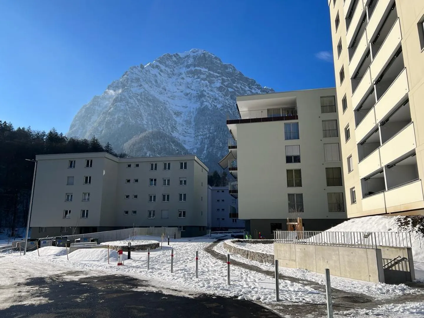 Appartement spacieux de 3,5 pièces dans un emplacement calme à Glarus - Photo 2 sur 7