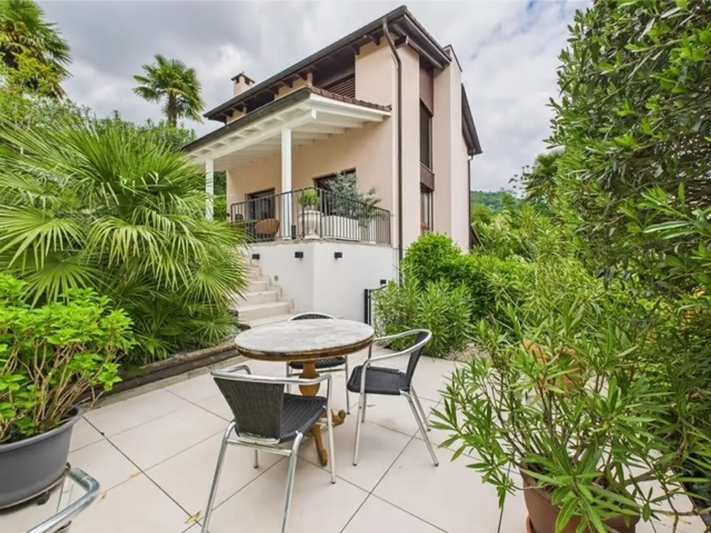 SECONDA CASA: Villa spaziosa con vista mozzafiato sul lago, posizione tranquilla e vicinanza al campo da golf di Lugano-Magliaso - Foto 1 di 13